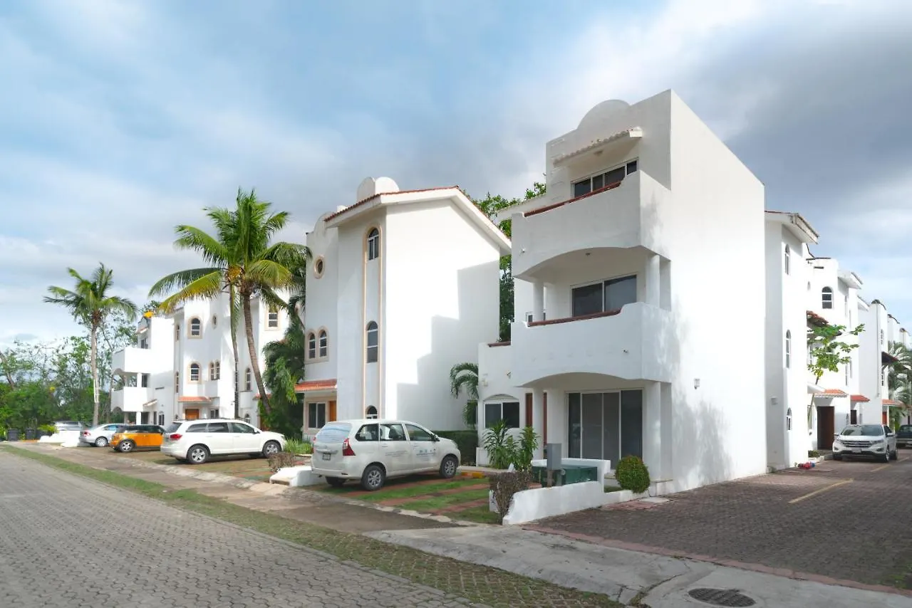 3 Bedroom Condo With Pool - Playacar Phase II - At Quintas Pakal Complex 21 Playa del Carmen Feriehus